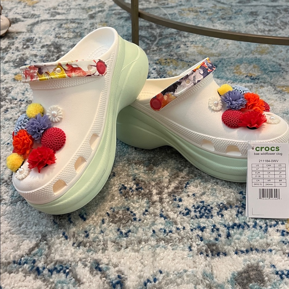 CROCS bae wildflower clog NWT! Sold out! White and Mint size 7
